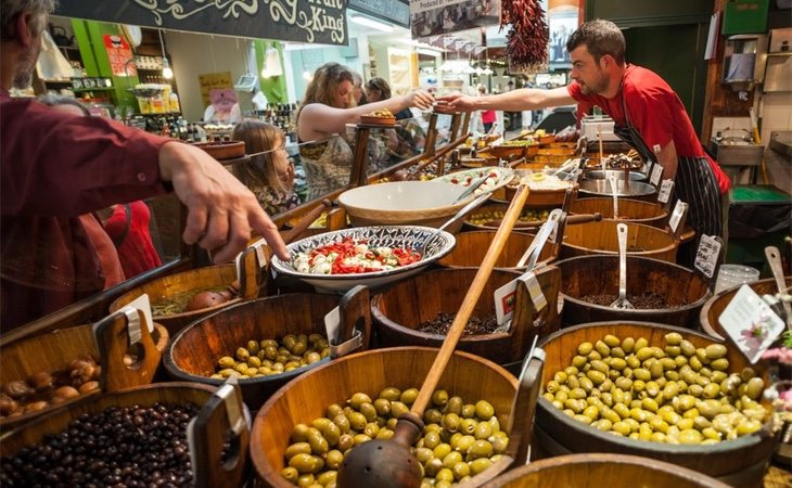 Un puesto de aceitunas en el Mercado Inglés de Cork City