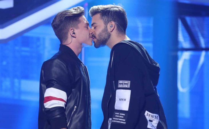 El beso de Agoney y Raoul fue rompedor en TVE durante 'OT 2017'