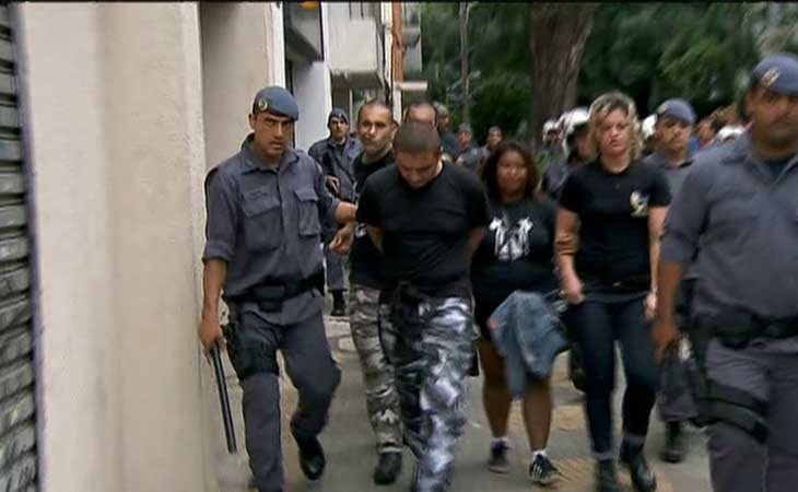 Un miembro de Carecas do Brasil siendo detenido