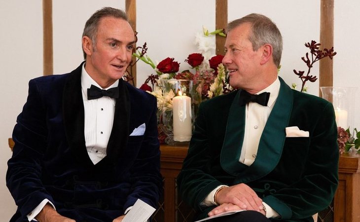 James Coyle y Lord Ivar Mountbatten, primo de la Reina Isabel, durante la ceremonia de su boda