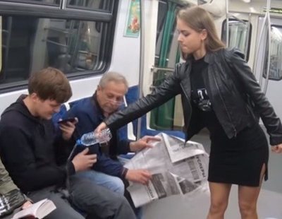 Una activista feminista rocía lejía sobre los hombres que hacen 'manspreading' en el metro