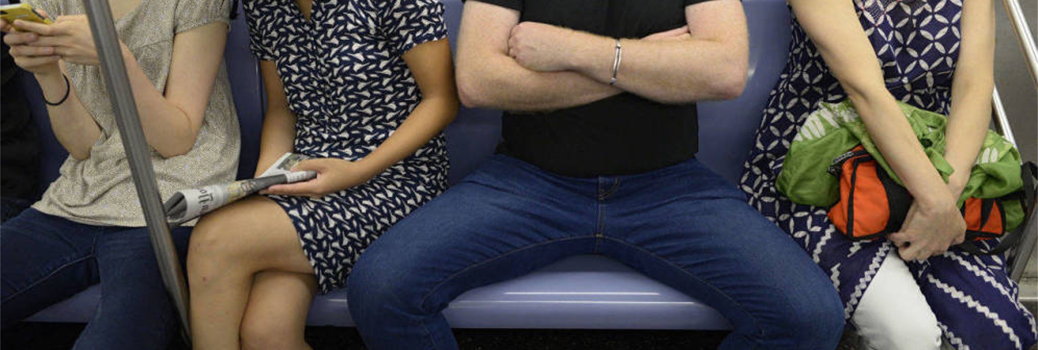 Una activista rusa rocía lejía sobre los hombres que hacen 'manspreading' en el metro