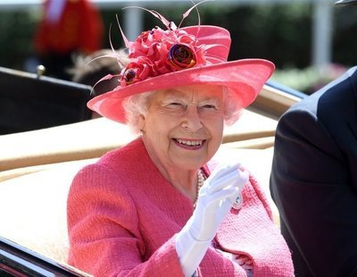 La reina Isabel II tiene una mano falsa para saludar cuando va en el coche