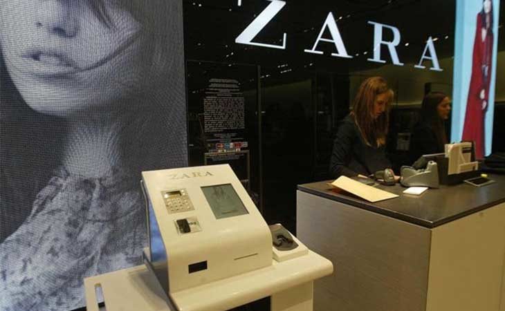 Cajas de autocobro en una tienda de Zara