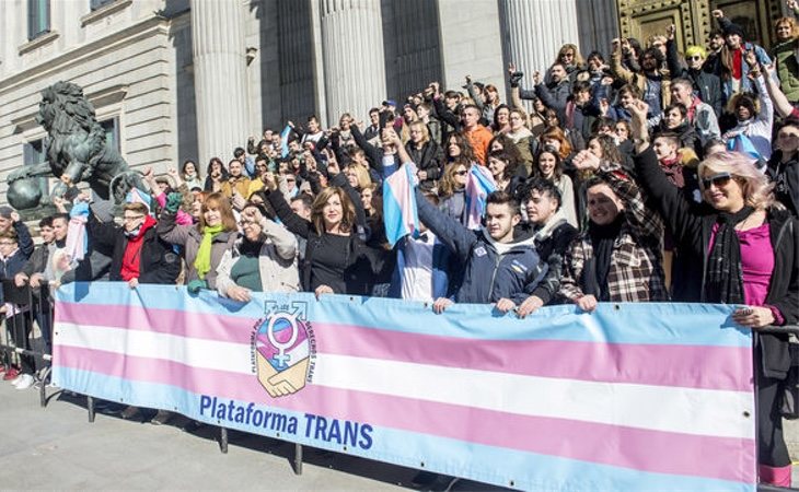 Miembros de la Plataforma Trans a las puertas del Congreso tras el registro de la ley por Unidos Podemos