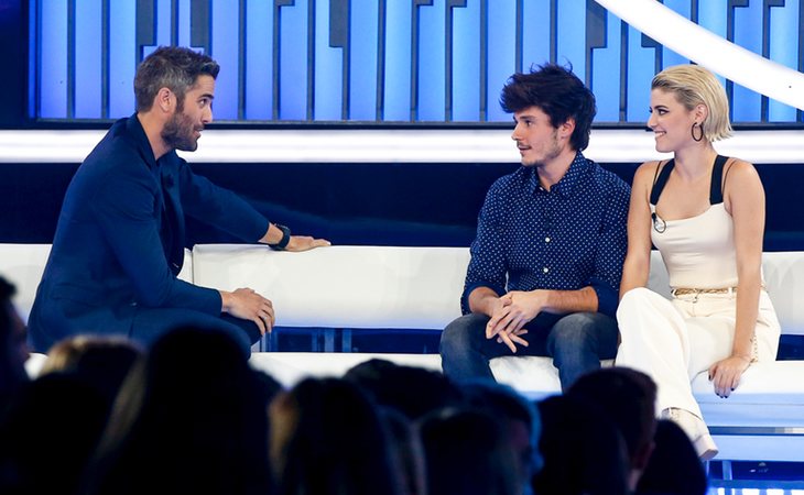 Roberto Leal presentando a Miki y Alba Reche en la Gala 2 de 'OT 2018'