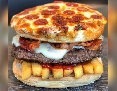 Hamburguesa de pizza con patatas dentro: el nuevo invento que causa furor en las redes