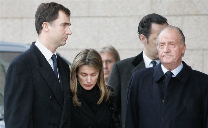 Felipe VI, Letizia Ortiz y Juan Carlos I en el funeral de Erika Ortiz