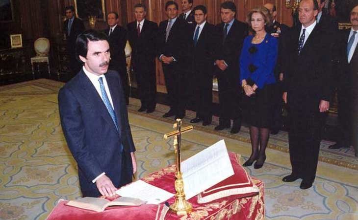 Aznar jurando su cargo como presidente de España