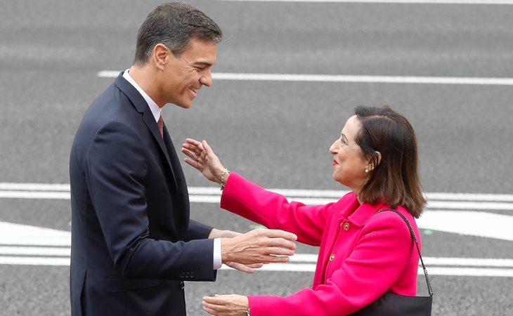 Pedro Sánchez y Margarita Robles en el desfile militar del 12-O