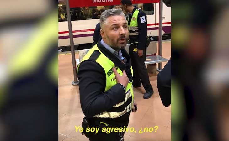 Uno de los agentes de seguridad encarándose con los testigos