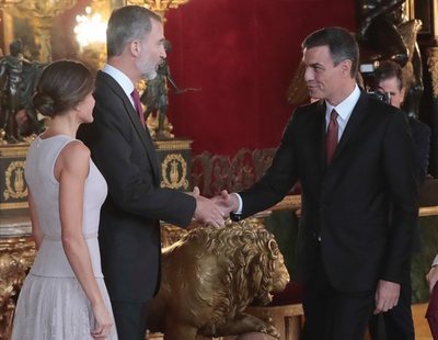 El cómico error de protocolo de Pedro Sánchez y su mujer en la recepción real del 12-O