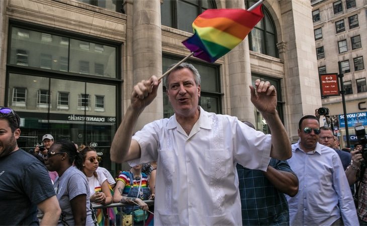 El alcalde, Bill de Blasio, ondeando una bandera LGTB