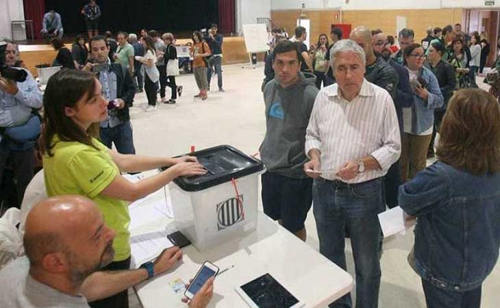 Personas votando durante el referendum