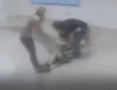 Una profesora y una enfermera arrastran y tiran por las escaleras a un niño autista