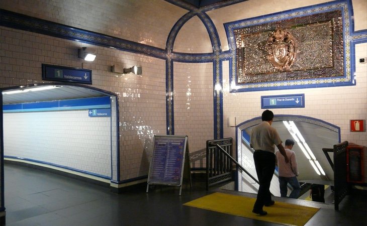 La estación de Tirso de Molina esconde algo detrás de sus azulejos