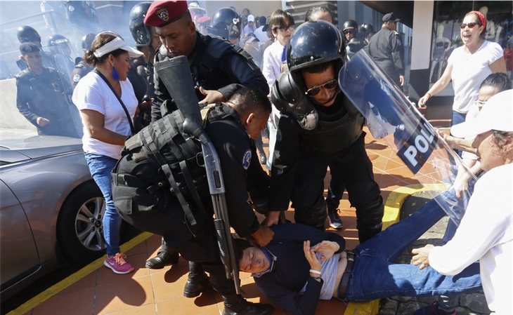 Las autoridades arrestando a un manifestante en Managua, Nicaragua