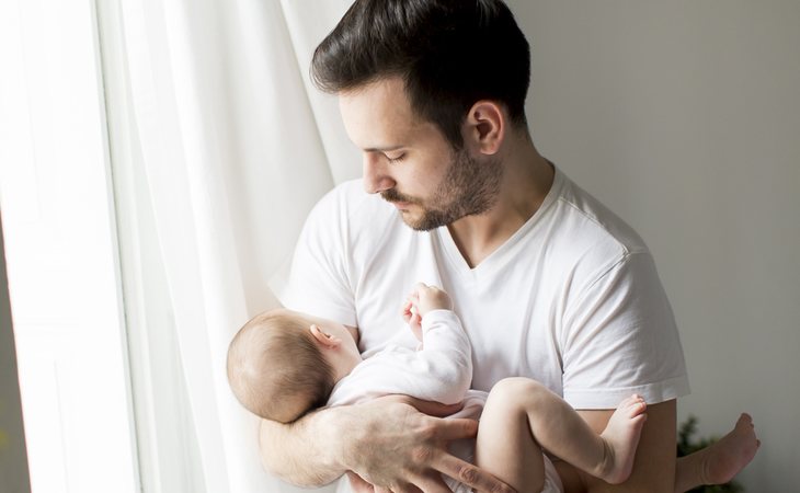 El permiso de paternidad e smuy inferior al de maternidad