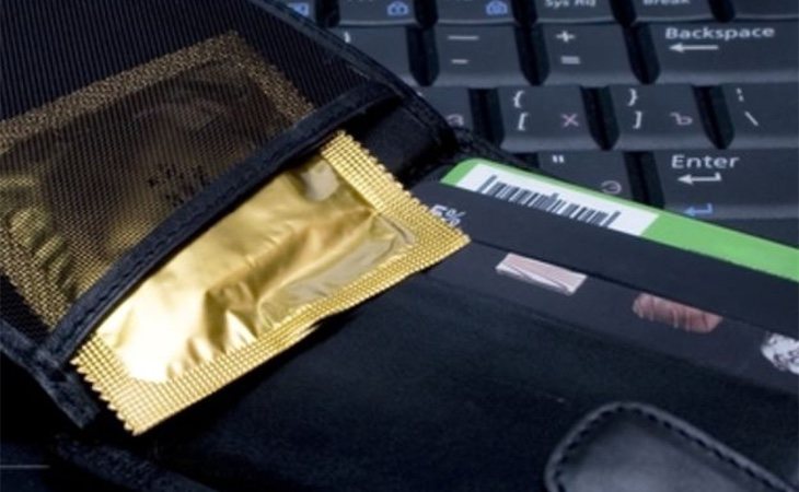 Llevar preservativos en la cartera es un error común, pues se pueden dañar por el calor o la fricción