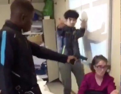 Detenidos dos menores franceses tras encañonar con una pistola a su profesora en el aula