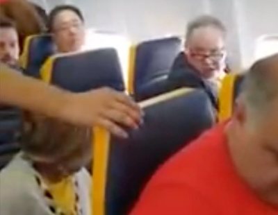 Agreden a una mujer negra en un avión de Ryanair en Barcelona sin que el personal actúe