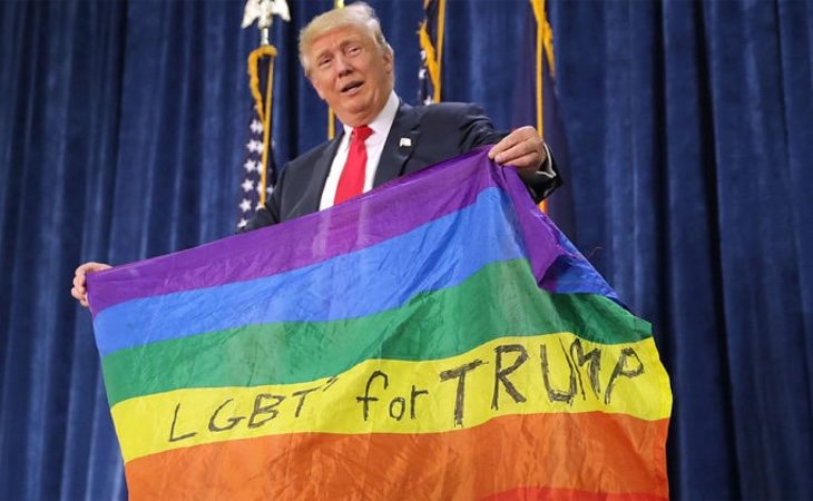Trump sosteniendo la bandera LGBT+ durante un acto de campaña en 2016