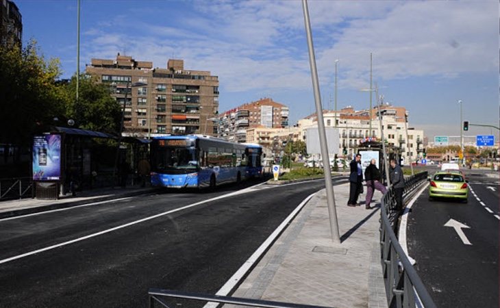 La avenida de Córdoba, reconvertida de autopista a calle con semáforos y pasos de cebra, mantuvo dos meses de avisos hasta que se implantó un nuevo sistema de multas