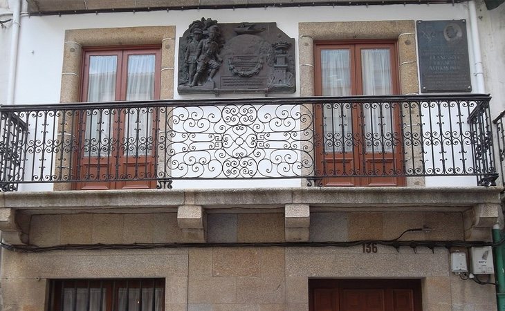 Placa en la casa natal de Francisco Franco | Oilisab