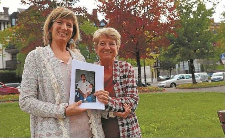 Otsanda y Kontxi posan con una foto de Celestino Tolosa