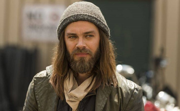 Tom Payne como Jesus en 'The Walking Dead'