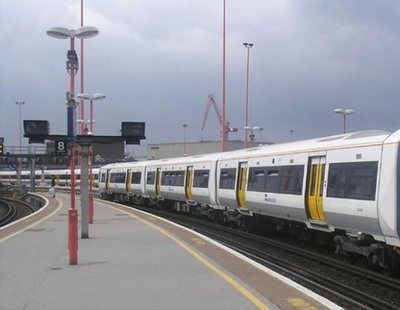 Mujer agredida brutalmente en el tren de Londres por hablar español