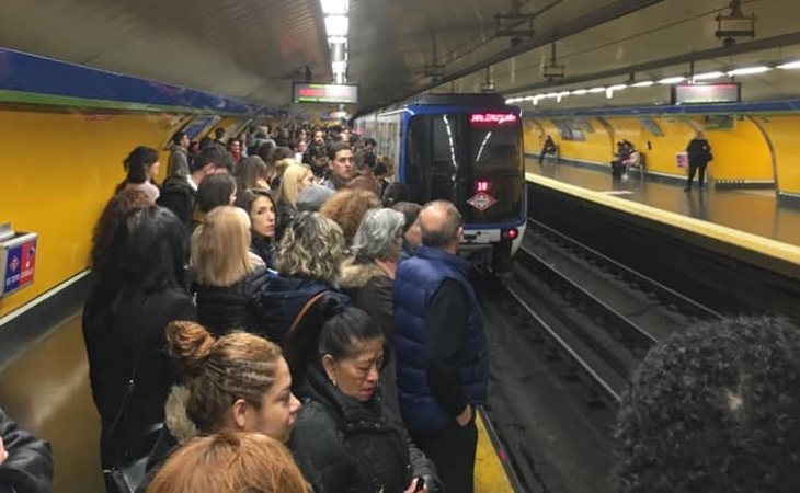 Un convoy de Metro abandona la estación de Callao dejando el anden completamente lleno de personas