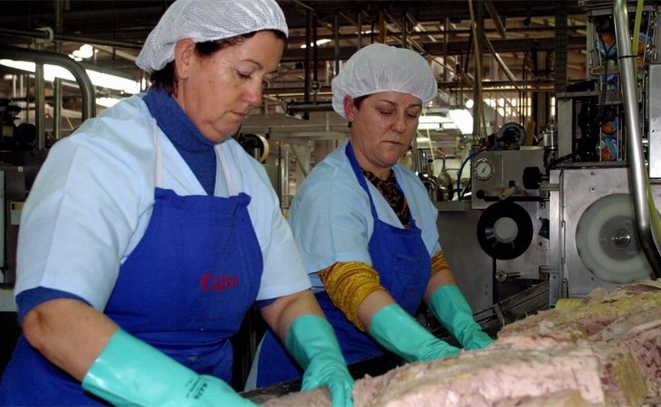 Trabajadoras en una fábrica de atún