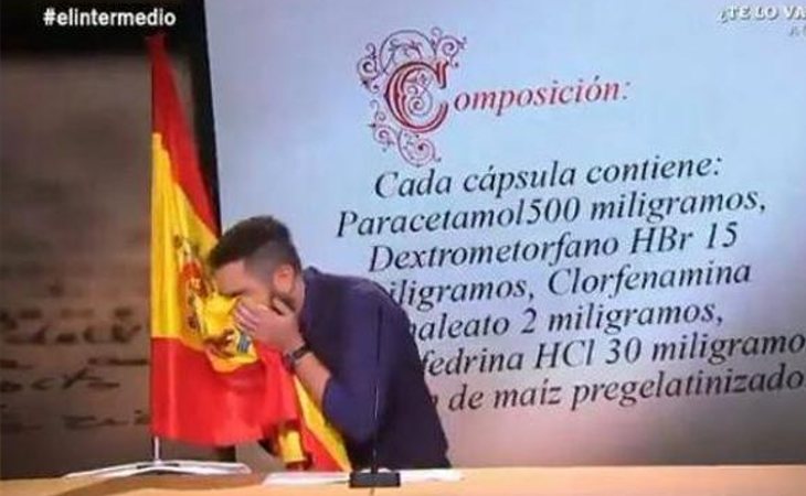 Sketch de Dani Mateo sonándose la nariz con la bandera de España en 'El intermedio'