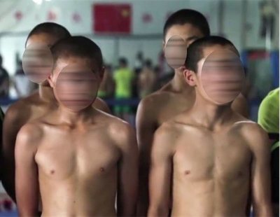 China: los vergonzosos campos de entrenamiento para 'masculinizar' menores
