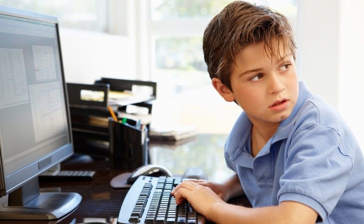Es peligroso que los niños usen internet durante tantas horas
