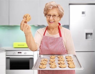 Cocina unas galletas con las cenizas de su abuela y las comparte con sus compañeros