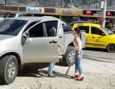 Sorprende a su esposo con otra mujer y se venga a golpe de bate en plena vía pública