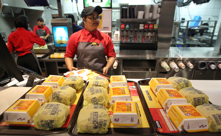 Los antiguos empleados de la compañía recomiendan elegir hamburguesas de pescado antes que de carne o pollo