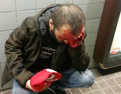 Salvaje agresión en el metro de Barcelona por llevar una bandera de España y símbolos nazis