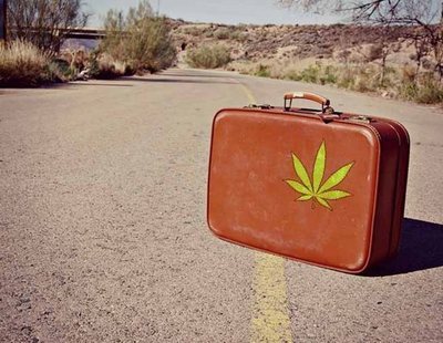 Nueva oferta de trabajo: más de mil euros al mes por fumar marihuana y viajar por el mundo