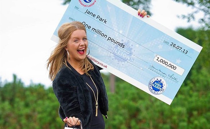 Una Jane adolescente celebrando su premio millonario