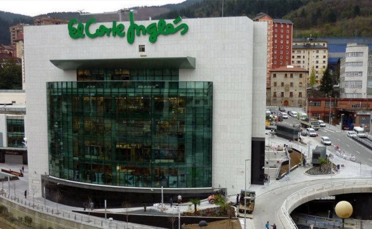 El Corte Inglés de Eibar es un macrocomplejo de diez plantas en una ciudad de 30.000 habitantes