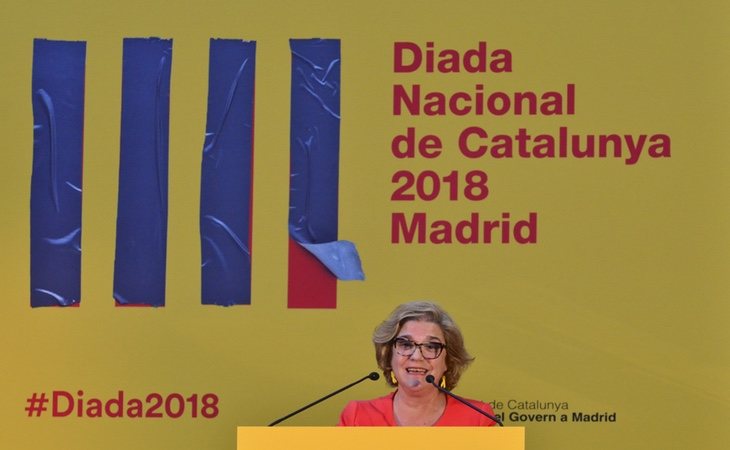 Pilar Rahola delante del cartel que ha costado 17.300 euros