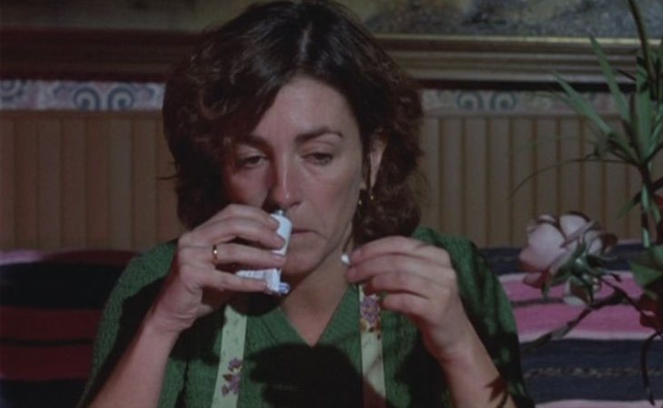 El personaje de Carmen Maura inhala pegamento en '¿Qué he hecho yo para merecer esto?' (1984)