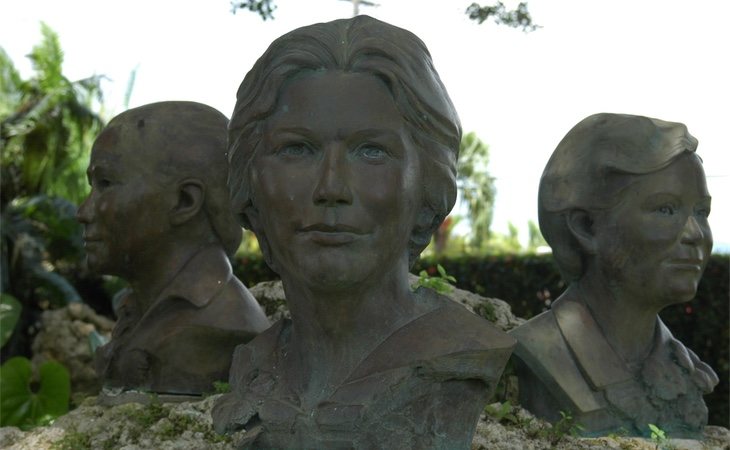 Escultura conmemorativa en los jardines del museo