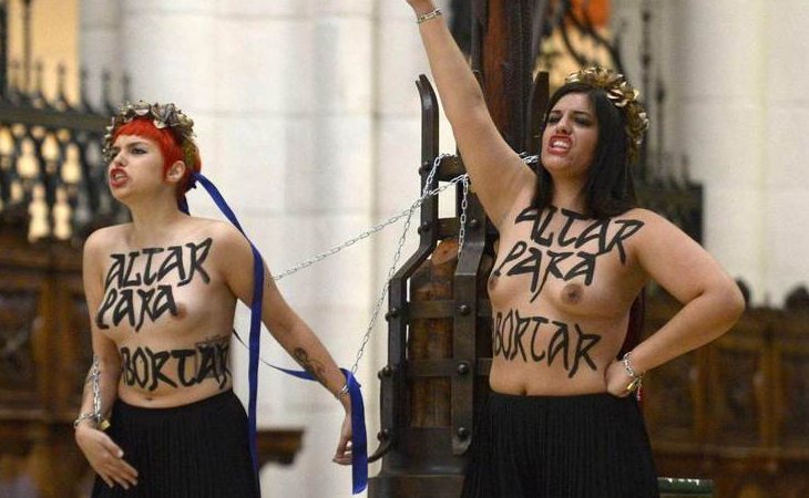 Las activistas de Femen, en su protesta en la Almudena