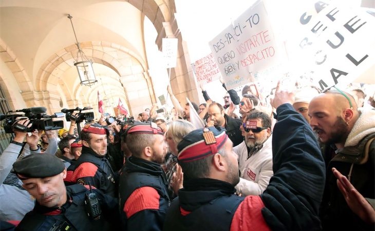 Un cordón policial impide la entrada de los sanitarioa al Parlament