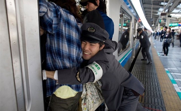 Si descontextualizas la foto parece un vigilante muy cariñoso