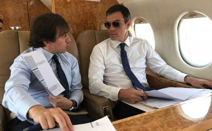 Pedro Sánchez dentro del Falcon 900